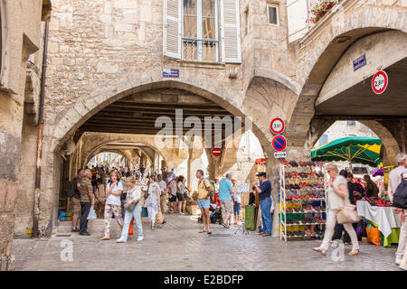 Francia, Aveyron, Villefranche de Rouergue, un arresto su El Camino de Santiago, archi intorno al posto di Notre Dame il giorno del mercato Foto Stock