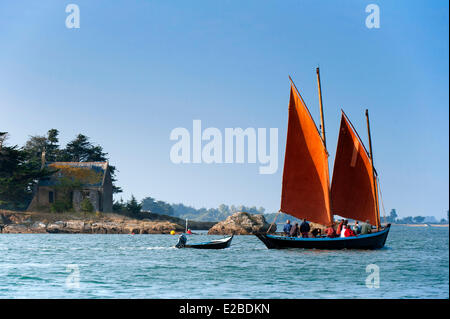 Francia, Morbihan, Golfe du Morbihan, Sene, vecchia barca a vela sinagot 3 Les freres passata davanti alla cappella di Ile Boedic Foto Stock