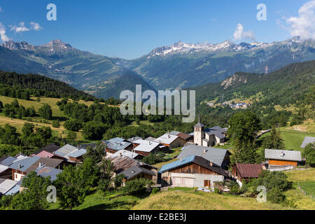 Francia, Savoie, Valle Tarentaise, navate con una vista del massiccio della Vanoise e la catena di La Lauziere Foto Stock