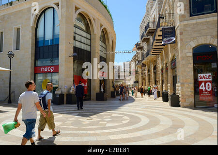 Israele, Gerusalemme, Mamilla mall e lusso strada pedonale dello shopping in città moderna, progettato dall architetto israeliano Moshe Safdie Foto Stock