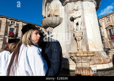 L'Italia, Sicilia, Catania, classificato come patrimonio mondiale dall UNESCO, Sant'Agata festa, giovani devoti Foto Stock