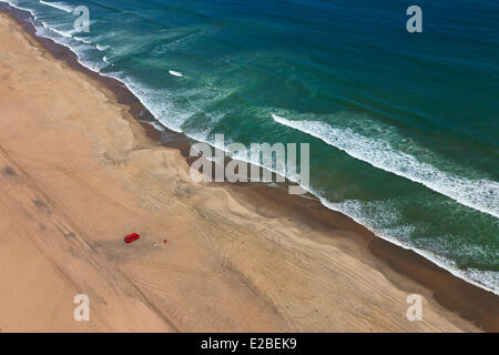 La Namibia, Regione di Erongo, tra Sawkopmund e Walvis Bay, la spiaggia e le dune di sabbia, su strada (vista aerea) Foto Stock