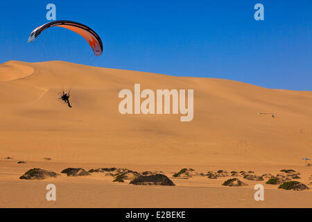 La Namibia, Regione di Erongo, tra Sawkopmund e Walvis Bay, la spiaggia e le dune di sabbia, paramotor (vista aerea) Foto Stock