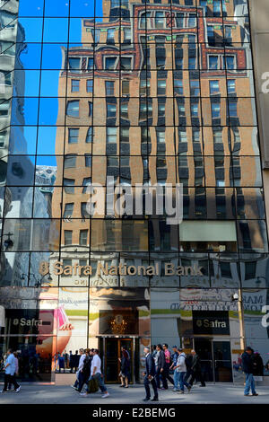 Stati Uniti, New York City Manhattan Midtown, Quinta Avenue, art deco Fred F. francese Building riflettendo in Safra Banca Nazionale Foto Stock