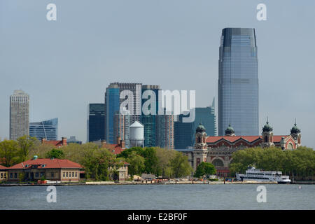 Stati Uniti, New York City, Ellis Island e il museo nazionale di storia di immigrazione, Jersey City in background Foto Stock
