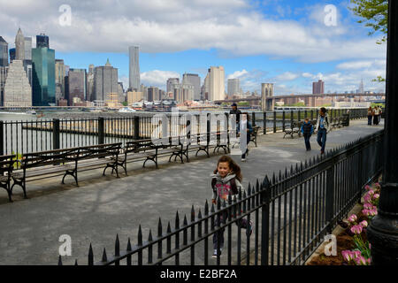 Stati Uniti, New York City e il centro cittadino di Manhattan dal lungomare di Brooklyn e il Ponte di Brooklyn in background Foto Stock