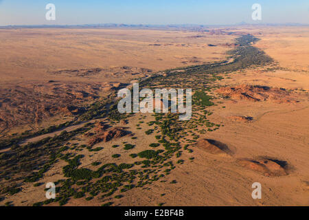 La Namibia, Regione di Erongo, Damaraland, massiccio del Brandberg e Ugab River Valley (vista aerea) Foto Stock