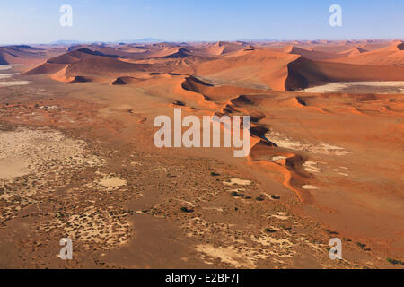 La Namibia, Regione di Hardap, Namib Naukluft National Park, Namib Desert, vicino al Sossusvlei dune di sabbia (vista aerea) Foto Stock