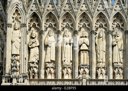 Francia, Marne, Reims, la cattedrale di Notre Dame sono classificati come patrimonio mondiale dall'UNESCO, la galleria dei re scolpita sulla facciata Foto Stock