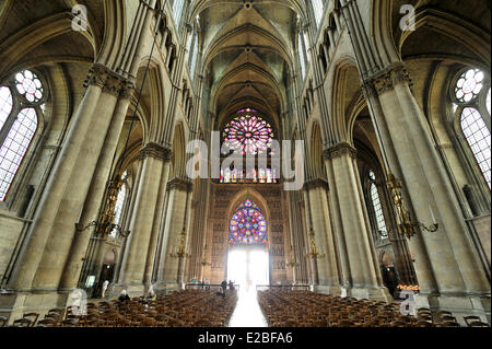 Francia, Marne, Reims, la cattedrale di Notre Dame sono classificati come patrimonio mondiale dall'UNESCO, la navata centrale e il grande rosone Foto Stock