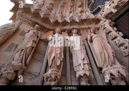 Francia, Marne, Reims, la cattedrale di Notre Dame sono classificati come patrimonio mondiale dall' UNESCO, statue sul portale sinistro Foto Stock