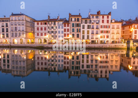 Francia, Pirenei Atlantiques, Bayonne, quai Galuperie, architettura tradizionale sul fiume Nive banche Foto Stock