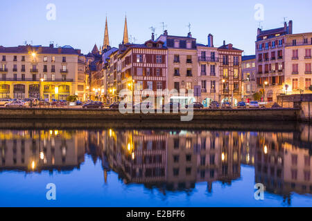 Francia, Pirenei Atlantiques, Bayonne, quai Amiral Dubourdieu, architettura tradizionale sul fiume Nive banche e le frecce della cattedrale Saint Catherine Foto Stock