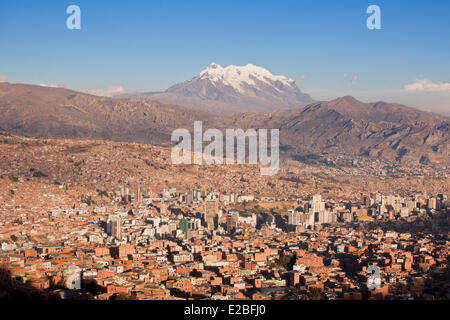 Bolivia, La Paz, Dipartimento di La Paz, il centro città e il vulcano Illimani (6430 m) Foto Stock