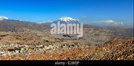 Bolivia, La Paz, Dipartimento di La Paz, il centro città e il vulcano Illimani (6430 m) Foto Stock