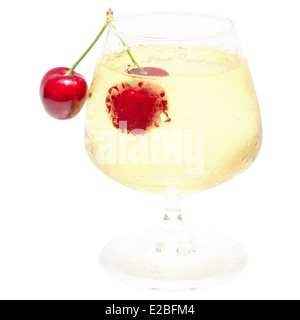 Colmi wineglass piena di freddo vino bianco con gocce di rugiada e isolato ripe Red Cherry Berry coppia Foto Stock