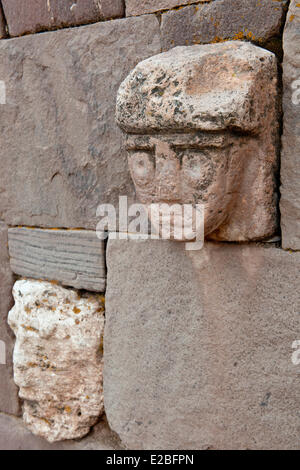 Bolivia, La Paz, Dipartimento di Tiwanaku Pre-Inca sito archeologico, classificato come patrimonio mondiale dall UNESCO, pietra scolpita la testa annegata in una delle pareti di Tiwanaku semi-tempio sotterraneo Foto Stock