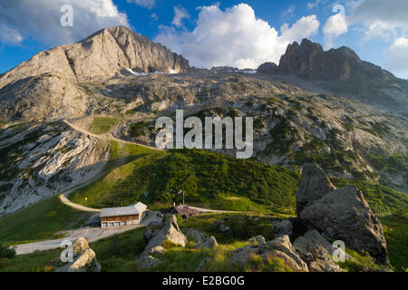 L'Italia, Veneto, provincia di Belluno, Dolomiti, elencato come patrimonio mondiale dall UNESCO, Passo Fedaia (2060 m), il Monte Marmolada Foto Stock