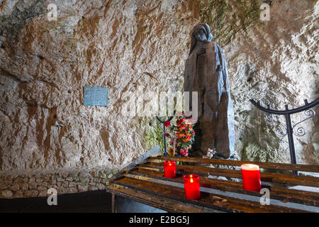 L'Italia, Veneto, provincia di Belluno, Dolomiti, Marmolada (3265m) la statua della Vergine Maria nella grotta cappella di Punta Rocca consacrata da Papa Giovanni Paolo II Foto Stock