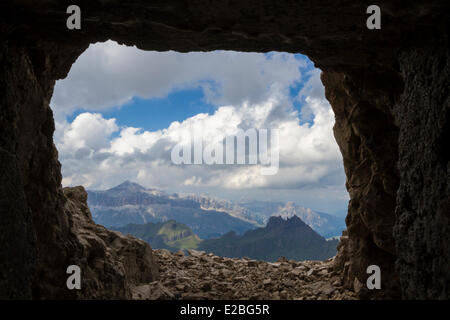 L'Italia, Veneto, provincia di Belluno, Dolomiti, Marmolada mountain (3265m), il foro scavato la sorveglianza militare durante la Prima Guerra Mondiale Foto Stock