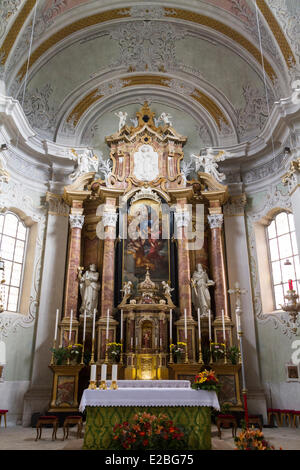 L'Italia, Veneto, provincia di Belluno, Dolomiti, Cortina d'Ampezzo, la chiesa parrocchiale di San Giacomo e Filippo sobrio stile barocco, altare realizzata nel 1773 da Johann Müssack jr con entrambe le statue dei Santi Pietro e Paolo Foto Stock