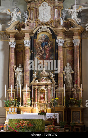 L'Italia, Veneto, provincia di Belluno, Dolomiti, Cortina d'Ampezzo, la chiesa parrocchiale di San Giacomo e Filippo sobrio stile barocco, altare realizzata nel 1773 da Johann Müssack jr con entrambe le statue dei Santi Pietro e Paolo, la pittura Vergine e dei Santi Filippo e Giacomo Giuseppe Zanchi Foto Stock