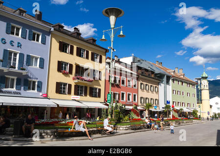 Austria, Tirolo, Lienz, facciate colorate della piazza principale Hauptplatz Foto Stock