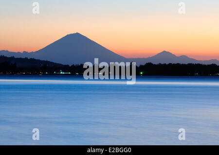 Indonesia, Lombok, Gili arcipelago, Gili Air, vista sul Gunung Agung (la montagna più alta di Bali) Foto Stock