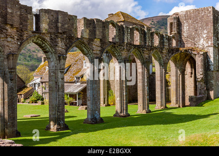 La cappella in rovina di Llanthony Priory, Vale of Ewyas, Montagna Nera, Parco Nazionale di Brecon Beacons, Powys, Foto Stock