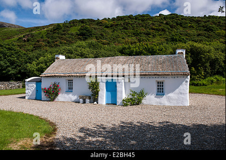 Irish cottage con il tetto di paglia, Clonmany, County Donegal, Irlanda Foto Stock