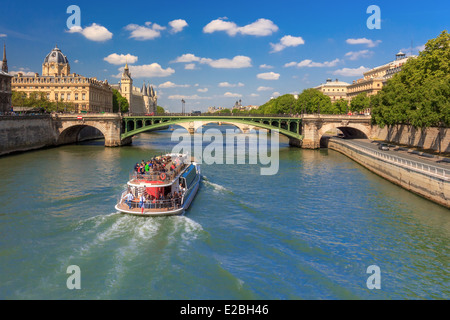 Il ponte Pont Notre-dame oltre il Fiume Senna e la Conciergerie a Parigi, Francia Foto Stock