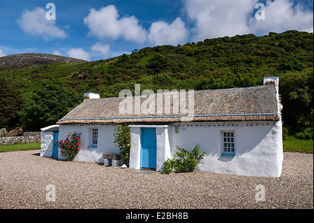 Irish cottage con il tetto di paglia, Clonmany, County Donegal, Irlanda Foto Stock