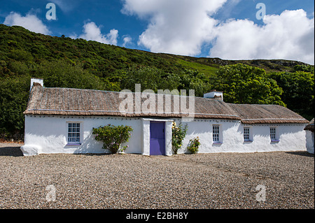 Irish cottage con il tetto di paglia, Clonmany, County Donegal, Irlanda Foto Stock