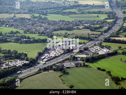 Vista aerea del Roadchef Motorway Services sulla autostrada M6 a Sandbach, Cheshire, Regno Unito Foto Stock