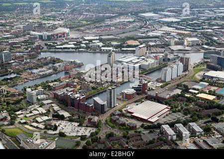 Vista aerea di Salford Quays, Manchester, compreso il Lowry e l'Imperial War Museum North Foto Stock