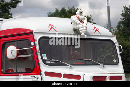 Citroen HY van 1966 con Michelin mascotte uomo Foto Stock