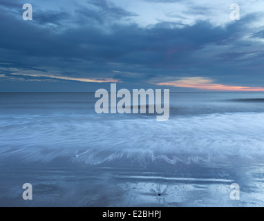 Una vista della spiaggia e del Mare del Nord a Winterton sul mare, Norfolk, Inghilterra Foto Stock