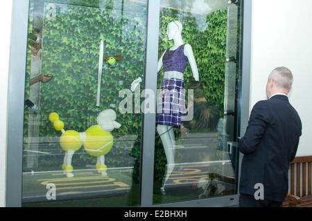 Wimbledon Londra UK. Il 18 giugno 2014. Un uomo vetrinistica accanto a un barbone vestito di palle da tennis all'interno del torneo di Wimbledon Tennis Negozio Credito: amer ghazzal/Alamy Live News Foto Stock