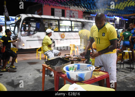 Porto Seguro, Brasile. 17 Giugno, 2014. Un uomo si prepara un barbecue dopo la Coppa del Mondo FIFA 2014 Gruppo a turno preliminare match tra il Messico e il Brasile davanti a un bar nel centro di Porto Seguro, Brasile, 17 giugno 2014. La Coppa del Mondo FIFA 2014 si svolgerà in Brasile dal 12 giugno al 13 luglio 2014. Credito: dpa picture alliance/Alamy Live News Foto Stock
