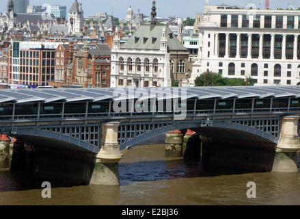 Pannelli solari sul tetto della stazione su Blackfriars Bridge, Londra Foto Stock