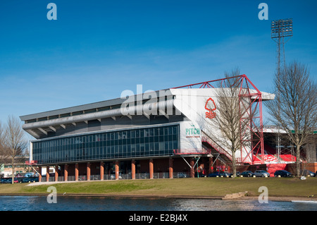 Il Nottingham Forest Football Club, dal fiume Trent in Nottingham, Inghilterra, Regno Unito Foto Stock