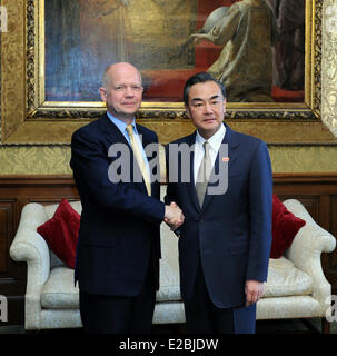 Londra, Regno Unito. 17 Giugno, 2014. Il ministro degli Affari Esteri cinese Wang Yi (R) incontra il Ministro degli esteri britannico William Hague a Londra, in Gran Bretagna, 17 giugno 2014. Credito: Xinhua/Alamy Live News Foto Stock