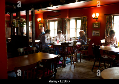 Pranzo presso il Crown Public House, poco Walden, Saffron Walden, Essex, Inghilterra, Regno Unito. Giugno 2014 Foto Stock