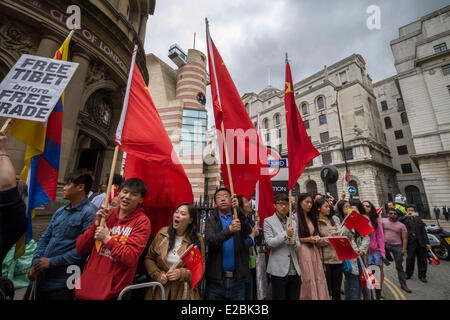 Londra, Regno Unito. Il 18 giugno, 2014. Free Tibet manifestanti si scontrano con pro governo cinese sostenitori in London Credit: Guy Corbishley/Alamy Live News Foto Stock