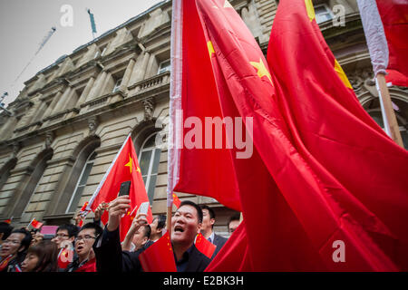 Londra, Regno Unito. Il 18 giugno, 2014. Free Tibet manifestanti si scontrano con pro governo cinese sostenitori in London Credit: Guy Corbishley/Alamy Live News Foto Stock