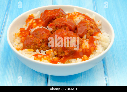Le polpette di carne in umido con riso e salsa di pomodoro Foto Stock