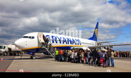 Persone di salire a bordo della Ryanair sulla rotta di Vilnius - (Parigi Beauvais) il 2 maggio 2014. Ryanair è una delle più grandi a basso costo unione Foto Stock