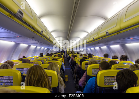 Compartimento passeggeri della compagnia aerea Ryanair il 2 maggio 2014. Ryanair è una delle più grandi a basso costo delle compagnie aeree europee da Foto Stock