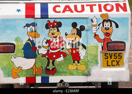 Attenzione con le opere d'arte con Micky mouse, Minnie mouse, Goofy e Donald Duck sul retro del furgone gelato - primo piano dettaglio Foto Stock