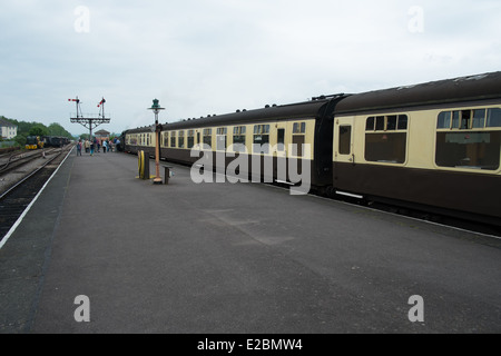 Carrozze ferroviarie e della piattaforma Foto Stock